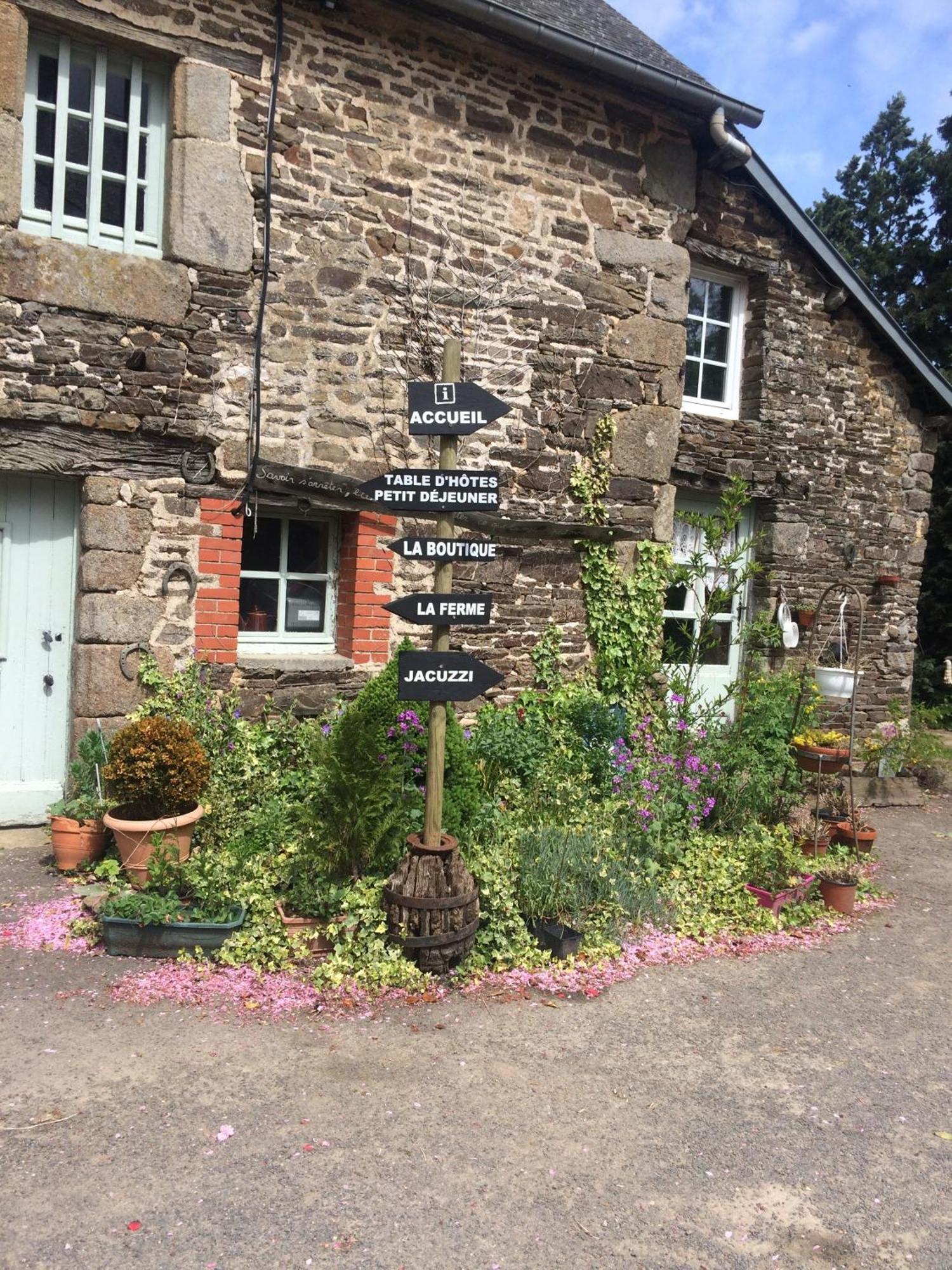 Ferme De La Gortiere Bed & Breakfast Le Teilleul Exterior photo