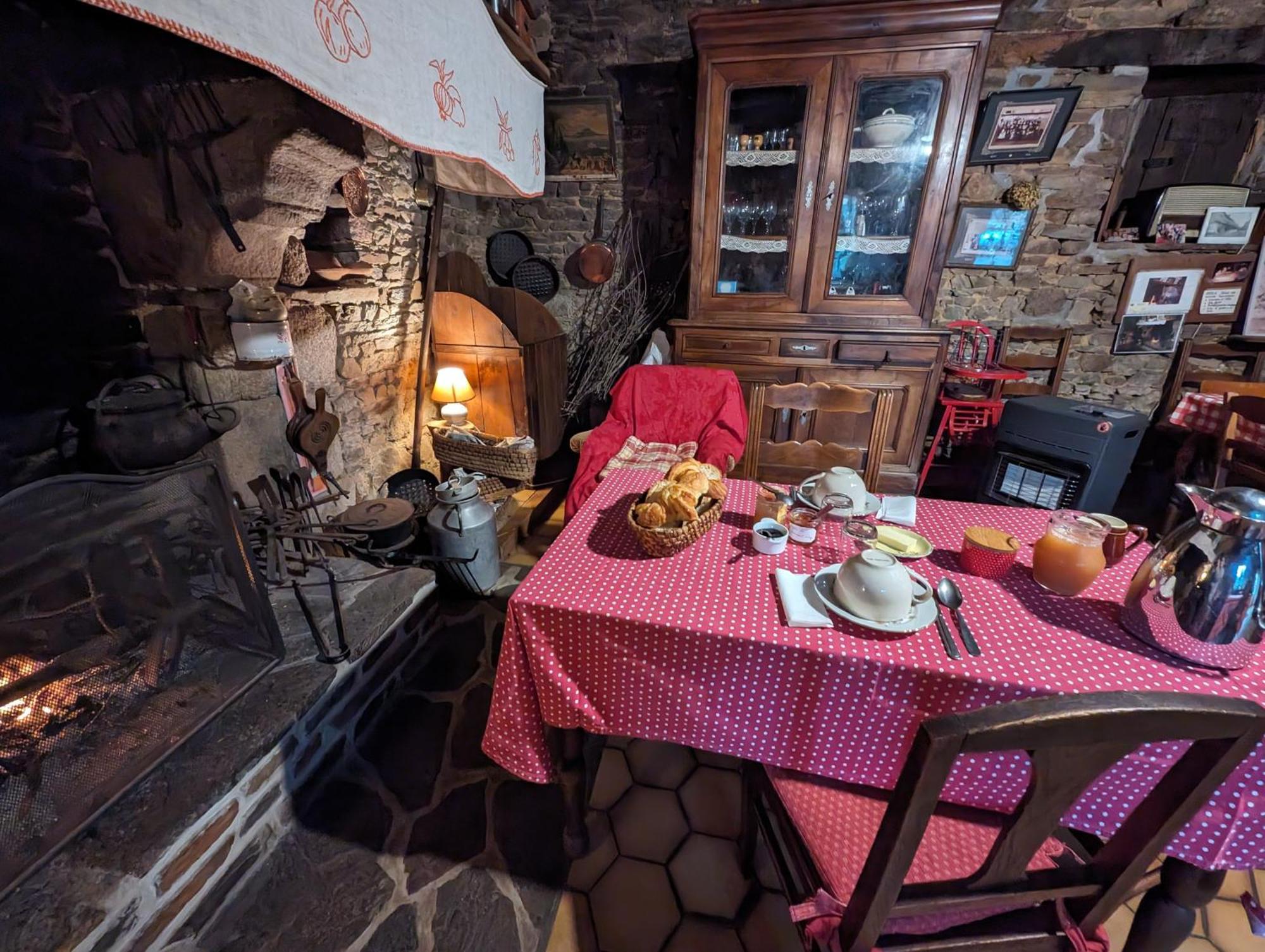Ferme De La Gortiere Bed & Breakfast Le Teilleul Exterior photo