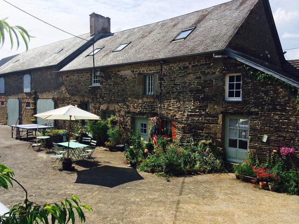 Ferme De La Gortiere Bed & Breakfast Le Teilleul Exterior photo