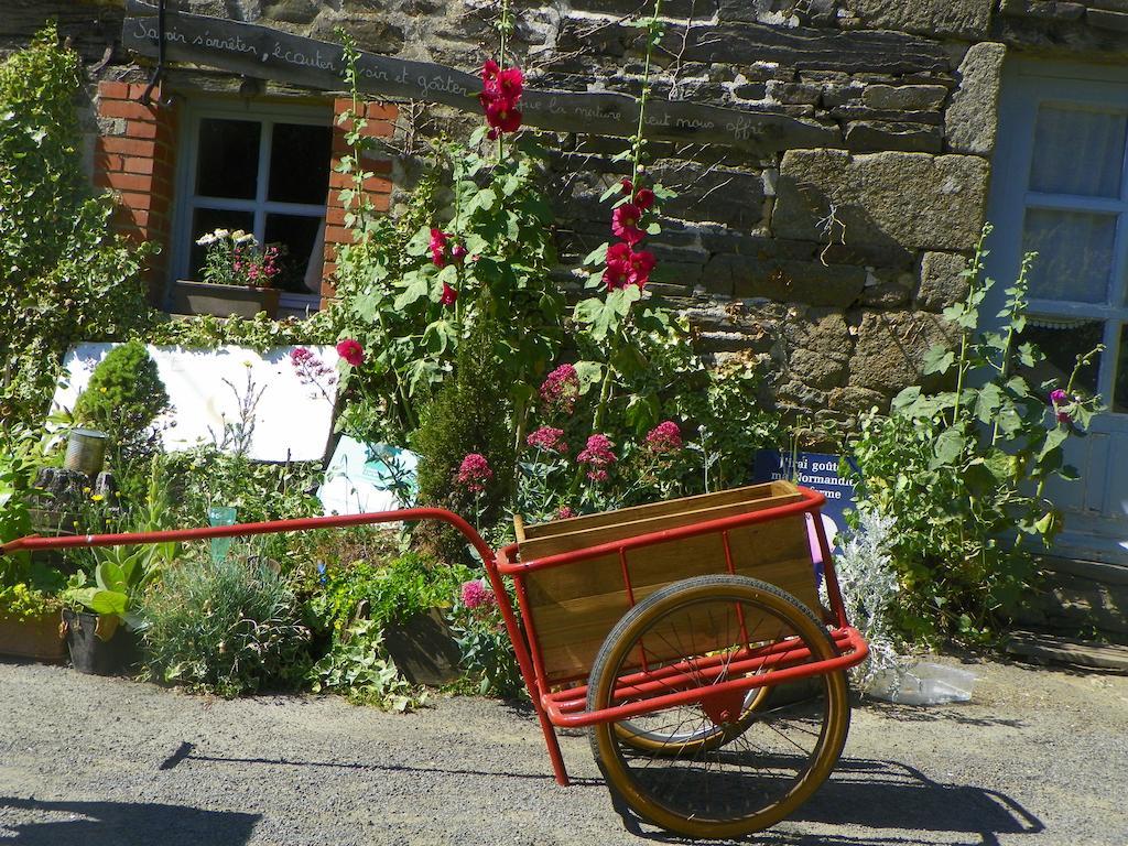 Ferme De La Gortiere Bed & Breakfast Le Teilleul Exterior photo